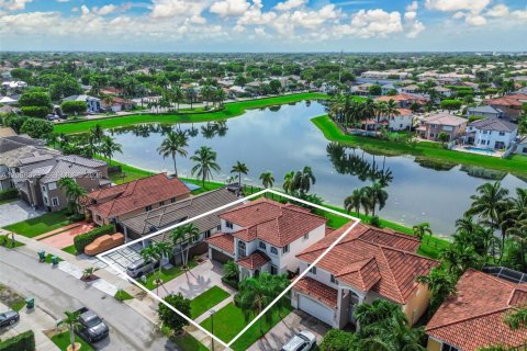 Villa ou maison à vendre à Miami, Floride: 4 chambres, 210.61 m2 № 2365525 - photo 4