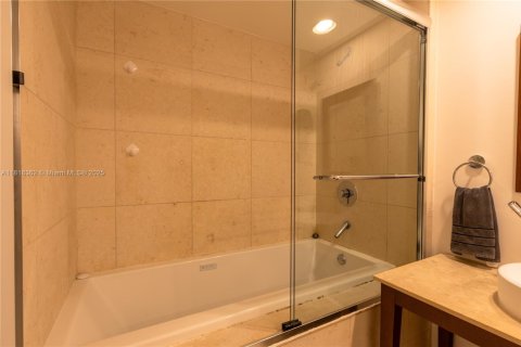 Купить кондоминиум в Майами, Флорида 1 спальня, 75.81м2, № 1776247 - фото 18