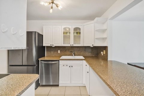 Condominio en venta en Miami Beach, Florida, 1 dormitorio, 87.33 m2 № 1993791 - foto 12