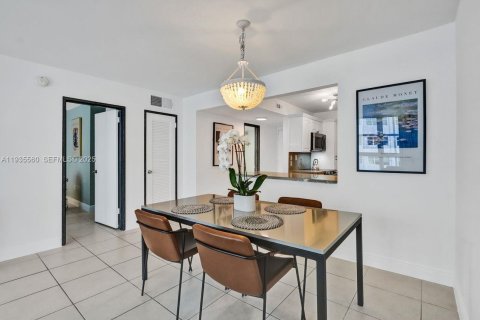 Condominio en venta en Miami Beach, Florida, 1 dormitorio, 87.33 m2 № 1993791 - foto 11