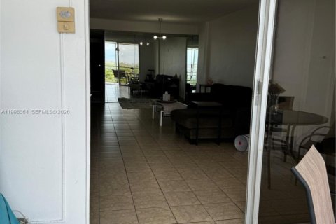 Снять в аренду кондоминиум в Норт-Майами-Бич, Флорида 2 спальни, 95.22м2, № 2060427 - фото 12