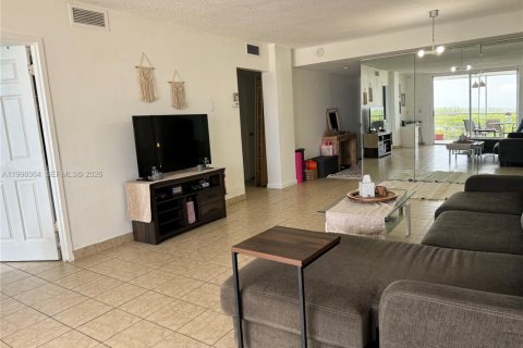 Снять в аренду кондоминиум в Норт-Майами-Бич, Флорида 2 спальни, 95.22м2, № 2060427 - фото 5