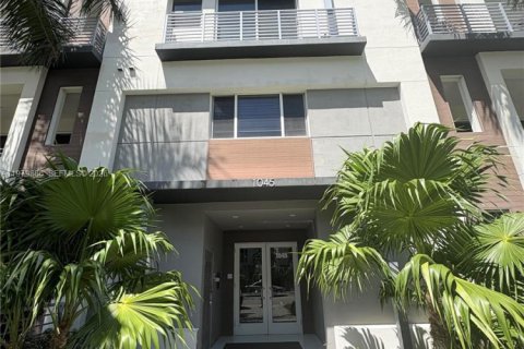 Студия в кондо в Форт-Лодердейл, Флорида в GALLERIA VILLAGES № 2049374