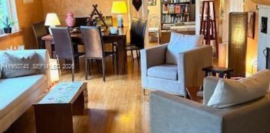 Дом в Майами, Флорида 3 спальни, 114.27м2 № 2018005