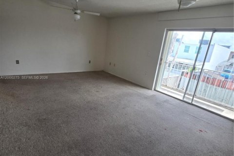 Adosado en venta en Hialeah, Florida, 3 dormitorios, 162.3 m2 № 2065285 - foto 8