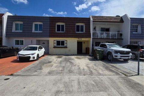 Adosado en venta en Hialeah, Florida, 3 dormitorios, 162.3 m2 № 2065285 - foto 20