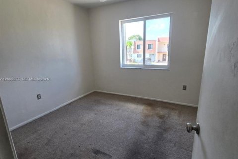 Adosado en venta en Hialeah, Florida, 3 dormitorios, 162.3 m2 № 2065285 - foto 12