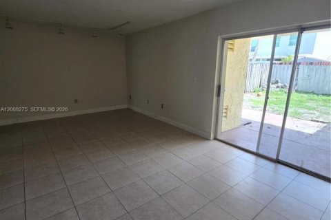 Adosado en venta en Hialeah, Florida, 3 dormitorios, 162.3 m2 № 2065285 - foto 5