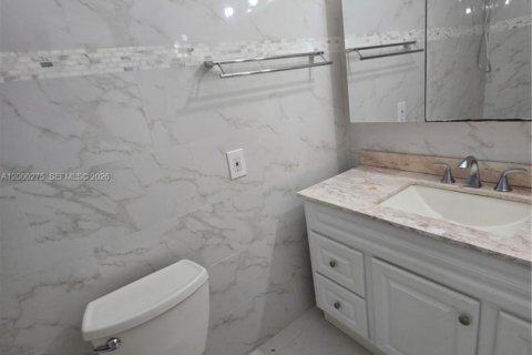 Adosado en venta en Hialeah, Florida, 3 dormitorios, 162.3 m2 № 2065285 - foto 14