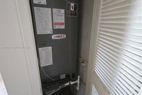 Adosado en venta en Hialeah, Florida, 3 dormitorios, 162.3 m2 № 2065285 - foto 16