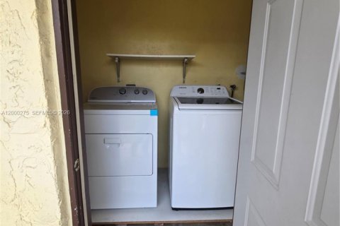 Adosado en venta en Hialeah, Florida, 3 dormitorios, 162.3 m2 № 2065285 - foto 19