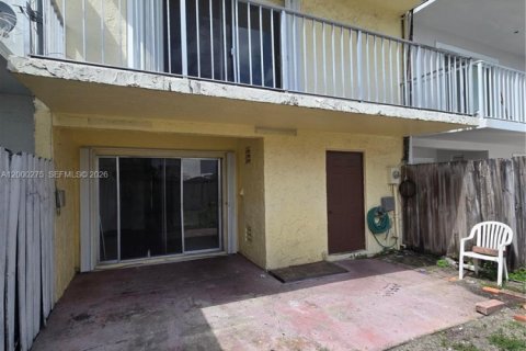 Adosado en venta en Hialeah, Florida, 3 dormitorios, 162.3 m2 № 2065285 - foto 18