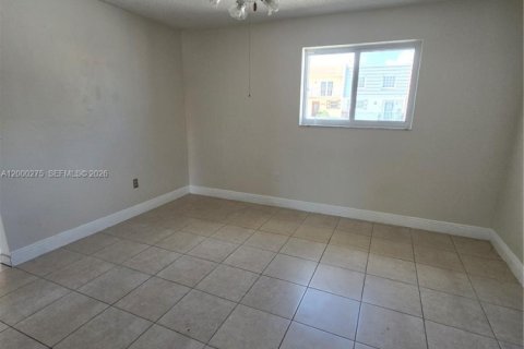Adosado en venta en Hialeah, Florida, 3 dormitorios, 162.3 m2 № 2065285 - foto 2