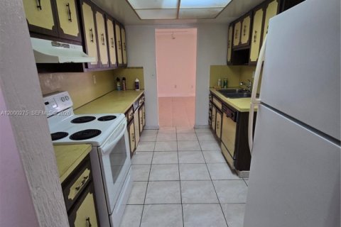 Adosado en venta en Hialeah, Florida, 3 dormitorios, 162.3 m2 № 2065285 - foto 3