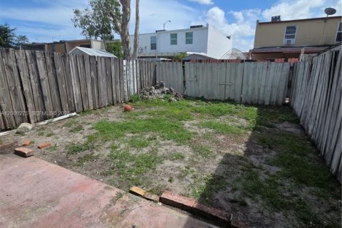 Adosado en venta en Hialeah, Florida, 3 dormitorios, 162.3 m2 № 2065285 - foto 17