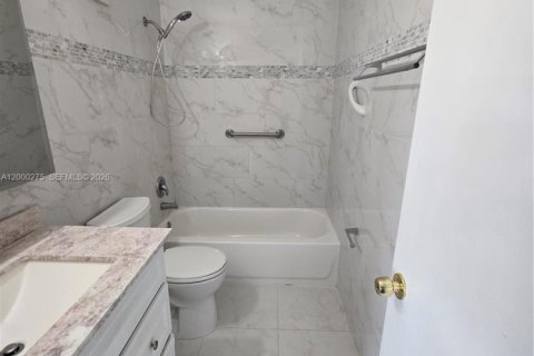 Adosado en venta en Hialeah, Florida, 3 dormitorios, 162.3 m2 № 2065285 - foto 9