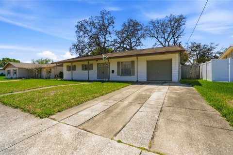 House in Tampa, Florida 3 bedrooms, 140.38 sq.m. № 2233469 - photo 2