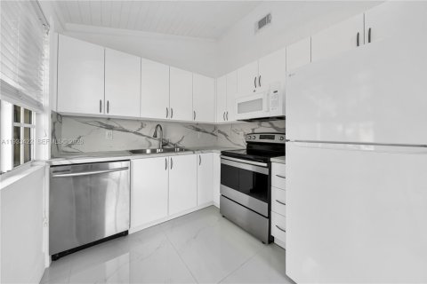 Casa en alquiler en Miami, Florida, 3 dormitorios, 170.2 m2 № 1998210 - foto 14