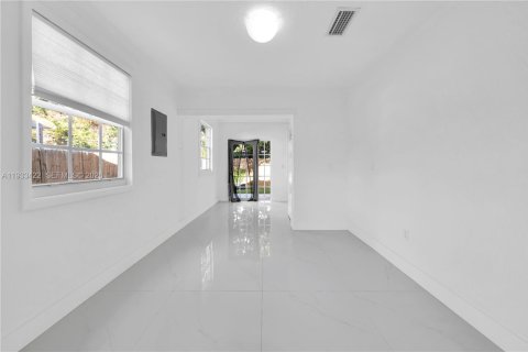 Casa en alquiler en Miami, Florida, 3 dormitorios, 170.2 m2 № 1998210 - foto 11