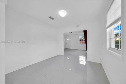 Casa en alquiler en Miami, Florida, 3 dormitorios, 170.2 m2 № 1998210 - foto 12