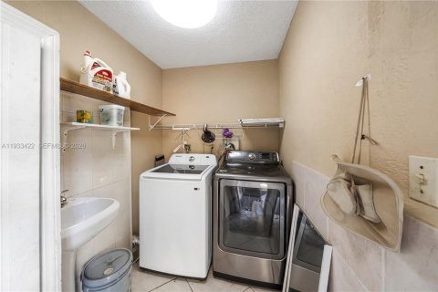 Casa en alquiler en Miami, Florida, 3 dormitorios, 170.2 m2 № 1998210 - foto 18