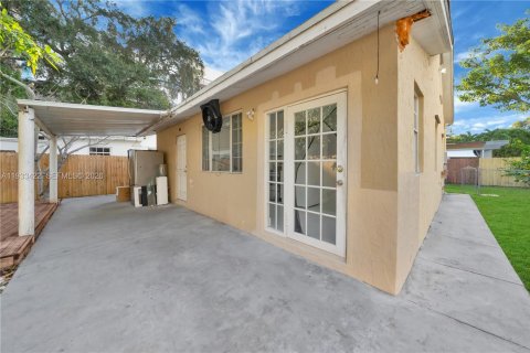 Casa en alquiler en Miami, Florida, 3 dormitorios, 170.2 m2 № 1998210 - foto 24