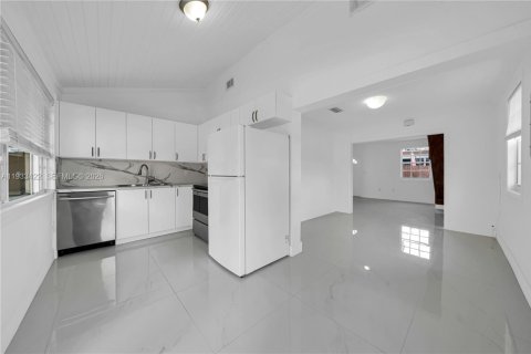 Casa en alquiler en Miami, Florida, 3 dormitorios, 170.2 m2 № 1998210 - foto 13