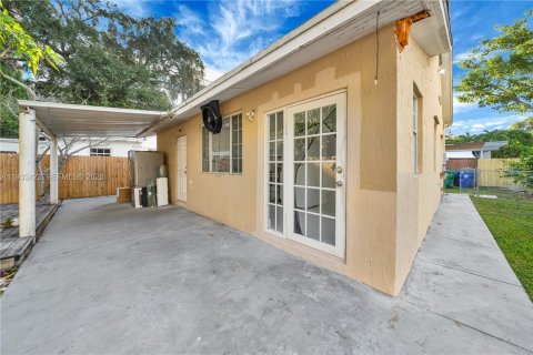 Casa en alquiler en Miami, Florida, 3 dormitorios, 170.2 m2 № 1998210 - foto 16