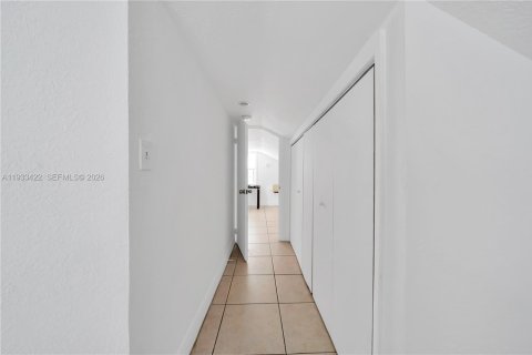 Casa en alquiler en Miami, Florida, 3 dormitorios, 170.2 m2 № 1998210 - foto 20