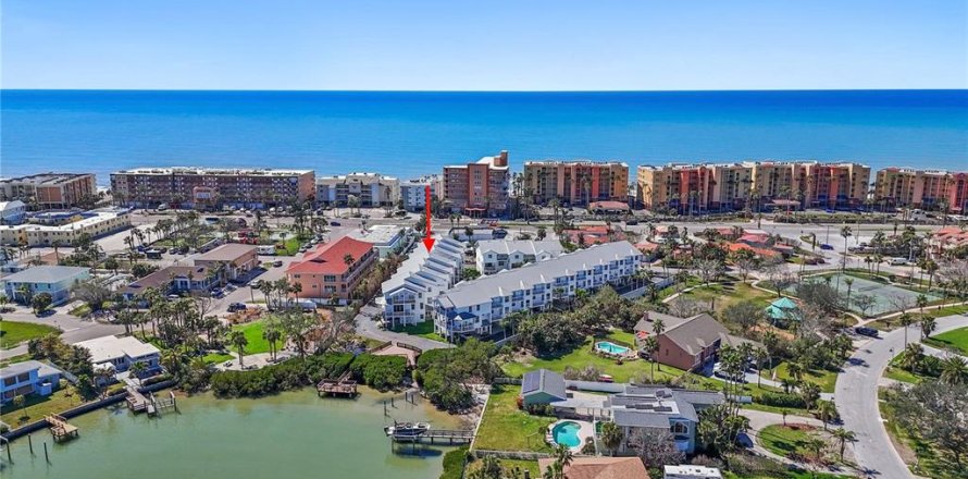 Townhouse in North Redington Beach, Florida 3 bedrooms, 212.56 sq.m. № 1549278