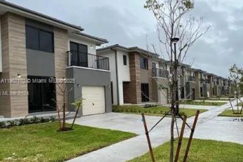 Casa en venta en Florida City, Florida, 5 dormitorios, 176.7 m2 № 2012598 - foto 3