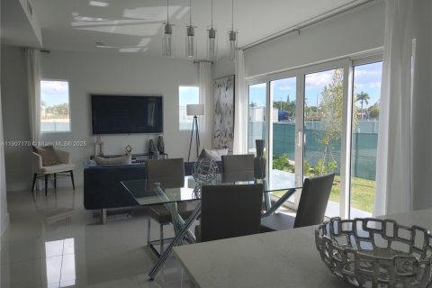 Casa en venta en Florida City, Florida, 5 dormitorios, 176.7 m2 № 2012598 - foto 4