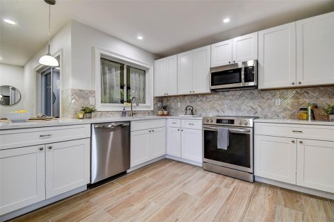 House in Pinellas Park, Florida 3 bedrooms, 128.11 sq.m. № 1823020 - photo 7
