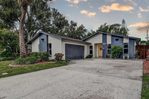 House in Pinellas Park, Florida 3 bedrooms, 128.11 sq.m. № 1823020 - photo 2