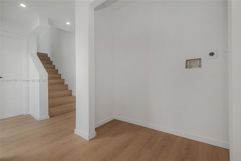 Adosado en venta en Miami Beach, Florida, 4 dormitorios, 2446.67 m2 № 2088808 - foto 5