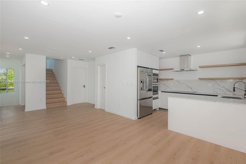 Adosado en venta en Miami Beach, Florida, 4 dormitorios, 2446.67 m2 № 2088808 - foto 2