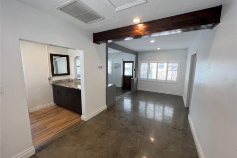 Commercial property in Tampa, Florida 71.35 sq.m. № 2108653 - photo 12