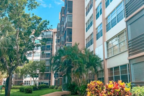 Copropriété à vendre à Pembroke Pines, Floride: 2 chambres, 91.04 m2 № 2089155 - photo 3