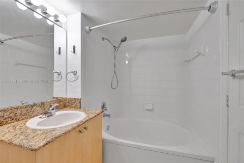 Touwnhouse à vendre à Aventura, Floride: 1 chambre, 79.8 m2 № 2439097 - photo 14