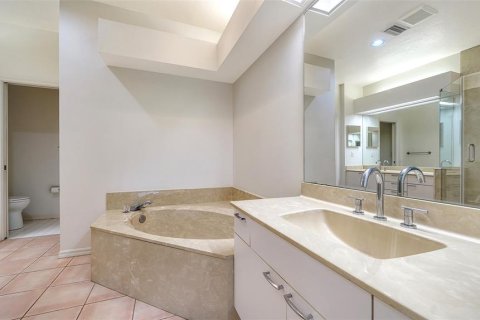 House in Sarasota, Florida 3 bedrooms, 179.12 sq.m. № 1792337 - photo 14