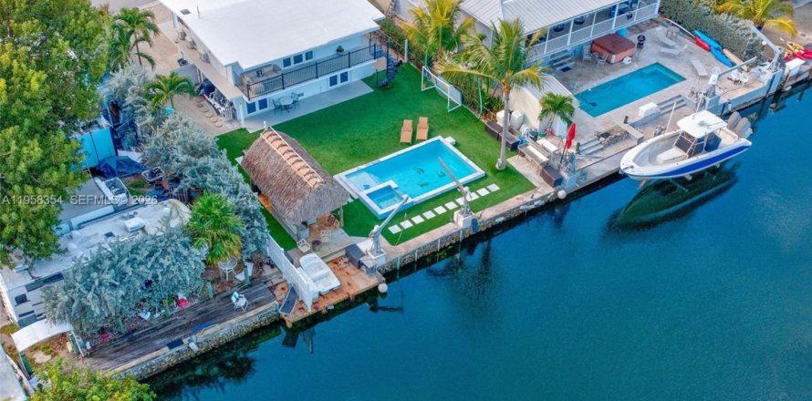 House in Key Largo, Florida 3 bedrooms, 92.16 sq.m. № 2020716