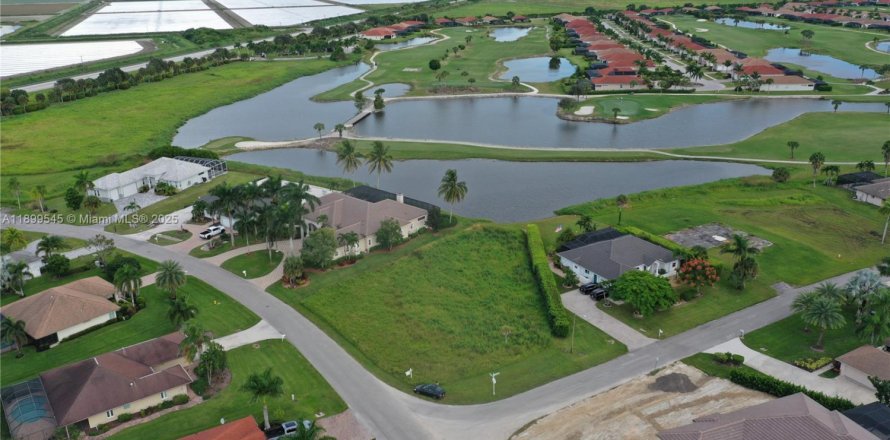 Land in Naples, Florida № 1950864