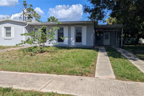 House in Port Charlotte, Florida 2 bedrooms, 98.1 sq.m. № 2277040