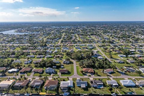 House in Port Charlotte, Florida 4 bedrooms, 174.1 sq.m. № 2136330 - photo 5