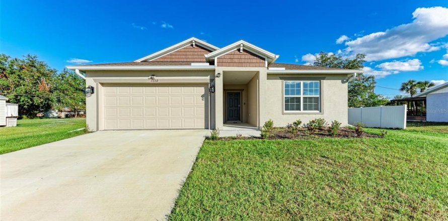 House in Port Charlotte, Florida 4 bedrooms, 174.1 sq.m. № 2136330