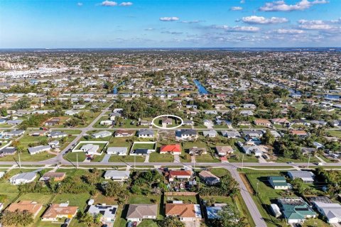 House in Port Charlotte, Florida 4 bedrooms, 174.1 sq.m. № 2136330 - photo 2