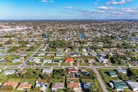House in Port Charlotte, Florida 4 bedrooms, 174.1 sq.m. № 2136330 - photo 3