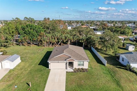 House in Port Charlotte, Florida 4 bedrooms, 174.1 sq.m. № 2136330 - photo 6
