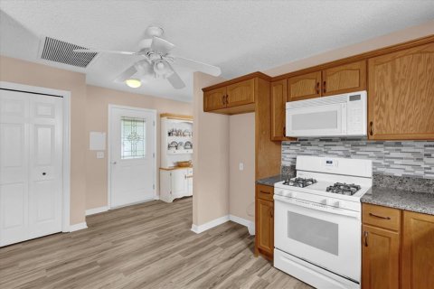 House in The Villages, Florida 3 bedrooms, 137.77 sq.m. № 1676068 - photo 20