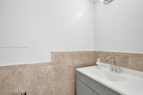 Townhouse in Lauderhill, Florida 3 bedrooms, 147.71 sq.m. № 1943581 - photo 12